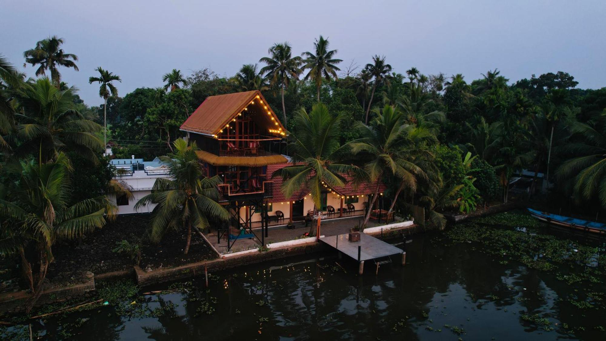 شقة Tulsi Kayal Retreat Champakulam المظهر الخارجي الصورة