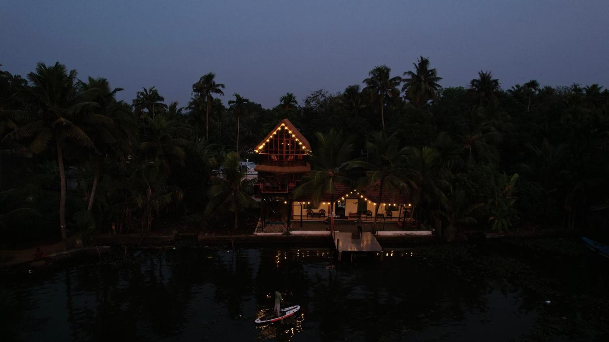 شقة Tulsi Kayal Retreat Champakulam المظهر الخارجي الصورة