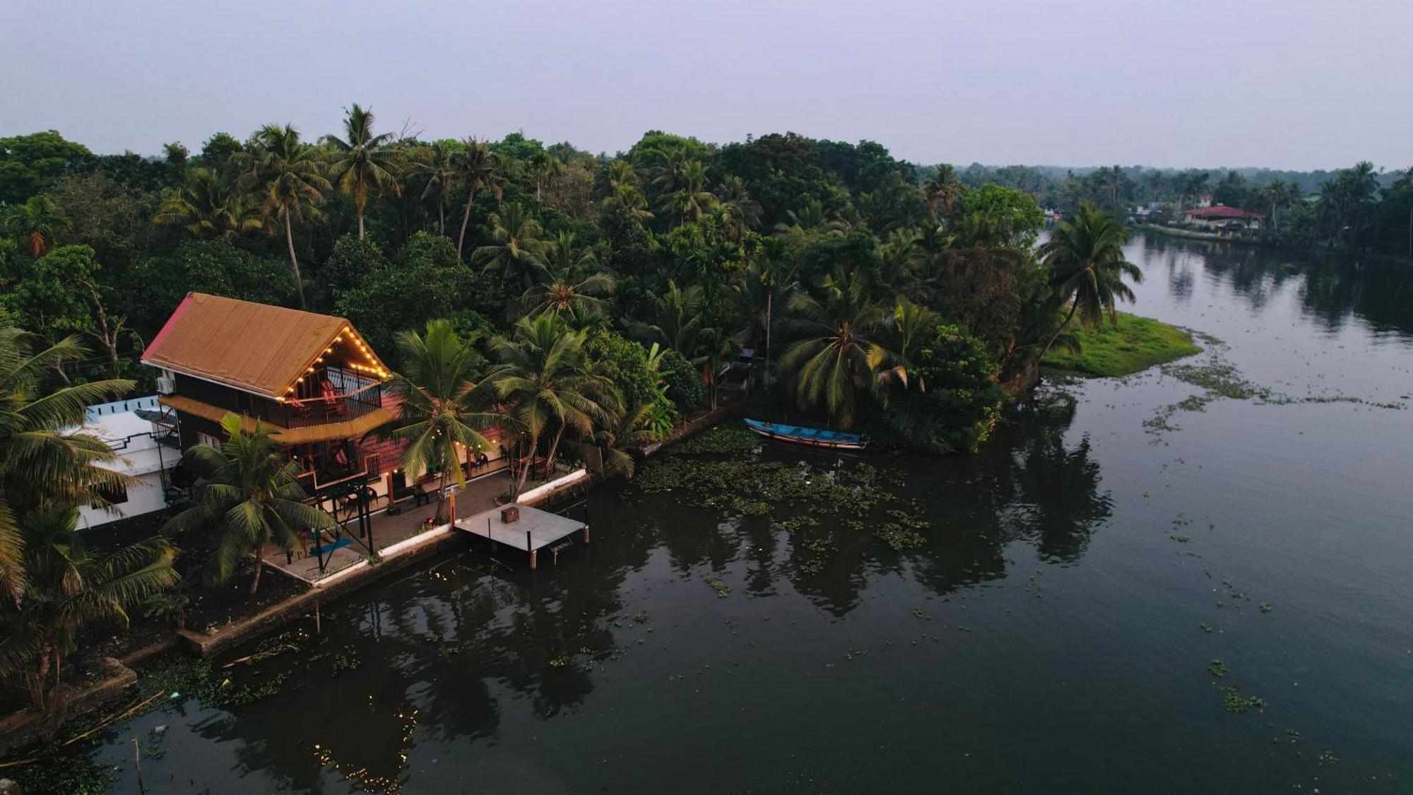 شقة Tulsi Kayal Retreat Champakulam المظهر الخارجي الصورة