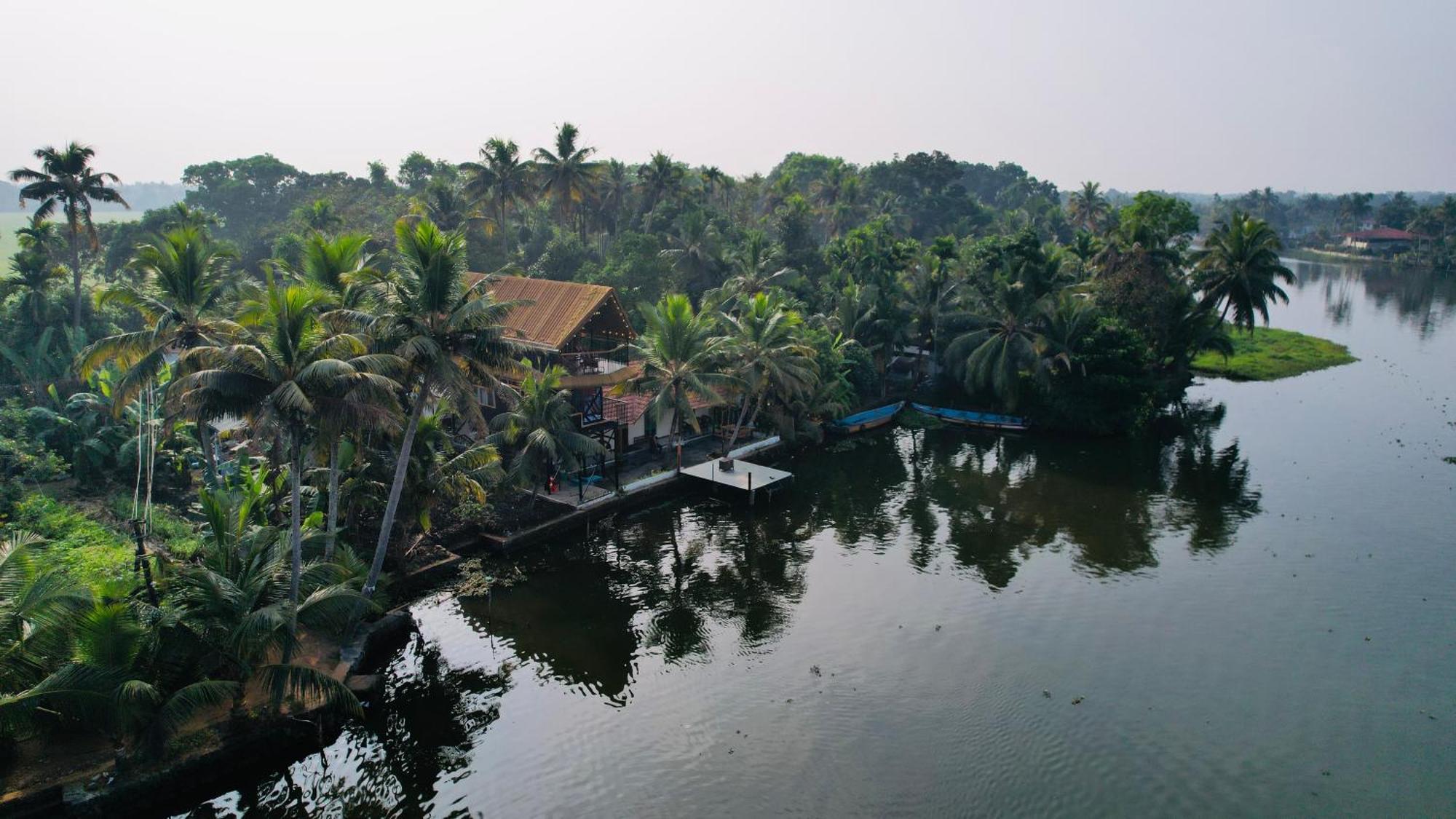 شقة Tulsi Kayal Retreat Champakulam المظهر الخارجي الصورة