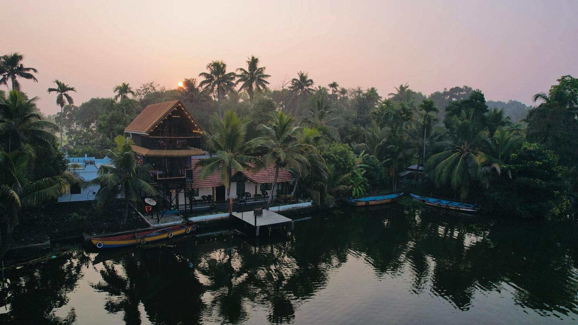 شقة Tulsi Kayal Retreat Champakulam المظهر الخارجي الصورة