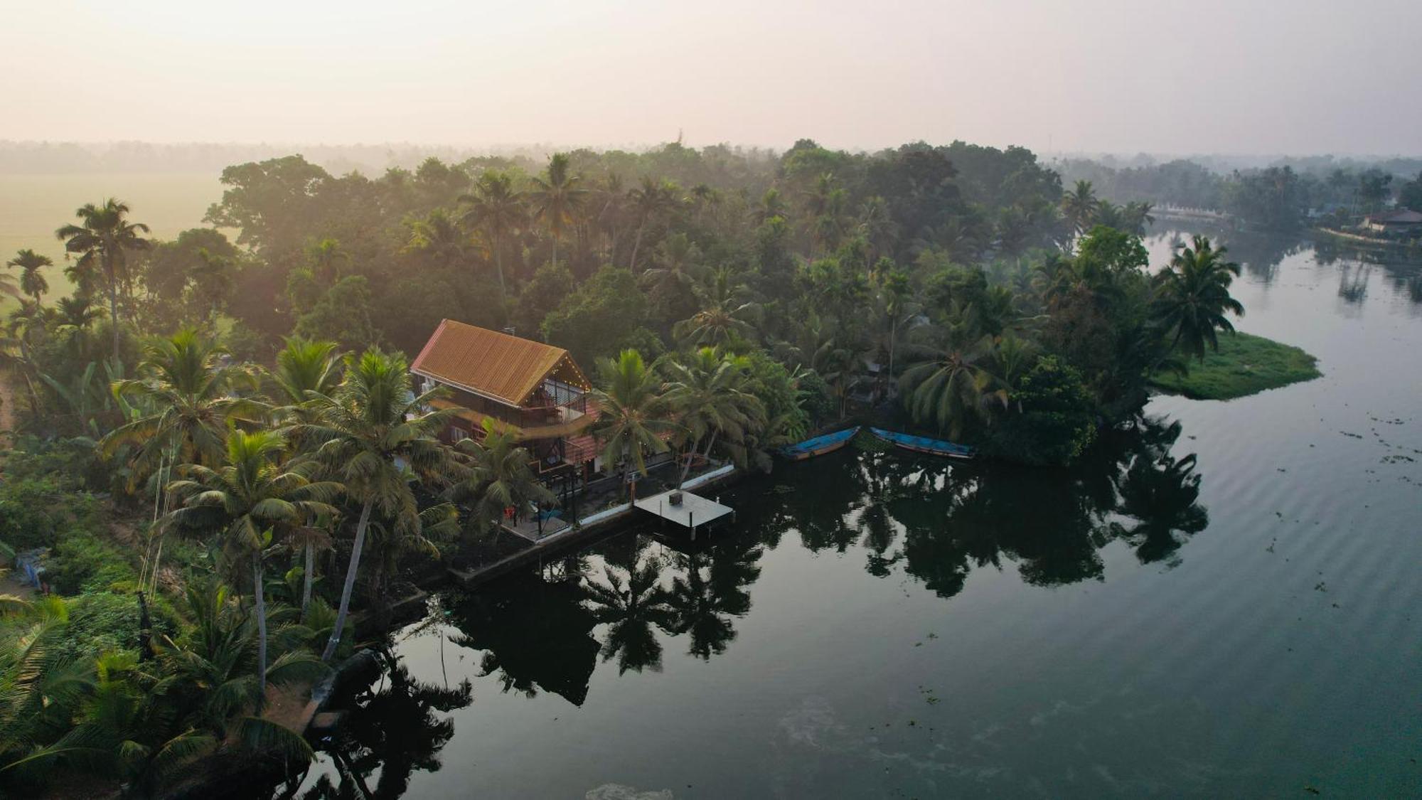شقة Tulsi Kayal Retreat Champakulam المظهر الخارجي الصورة