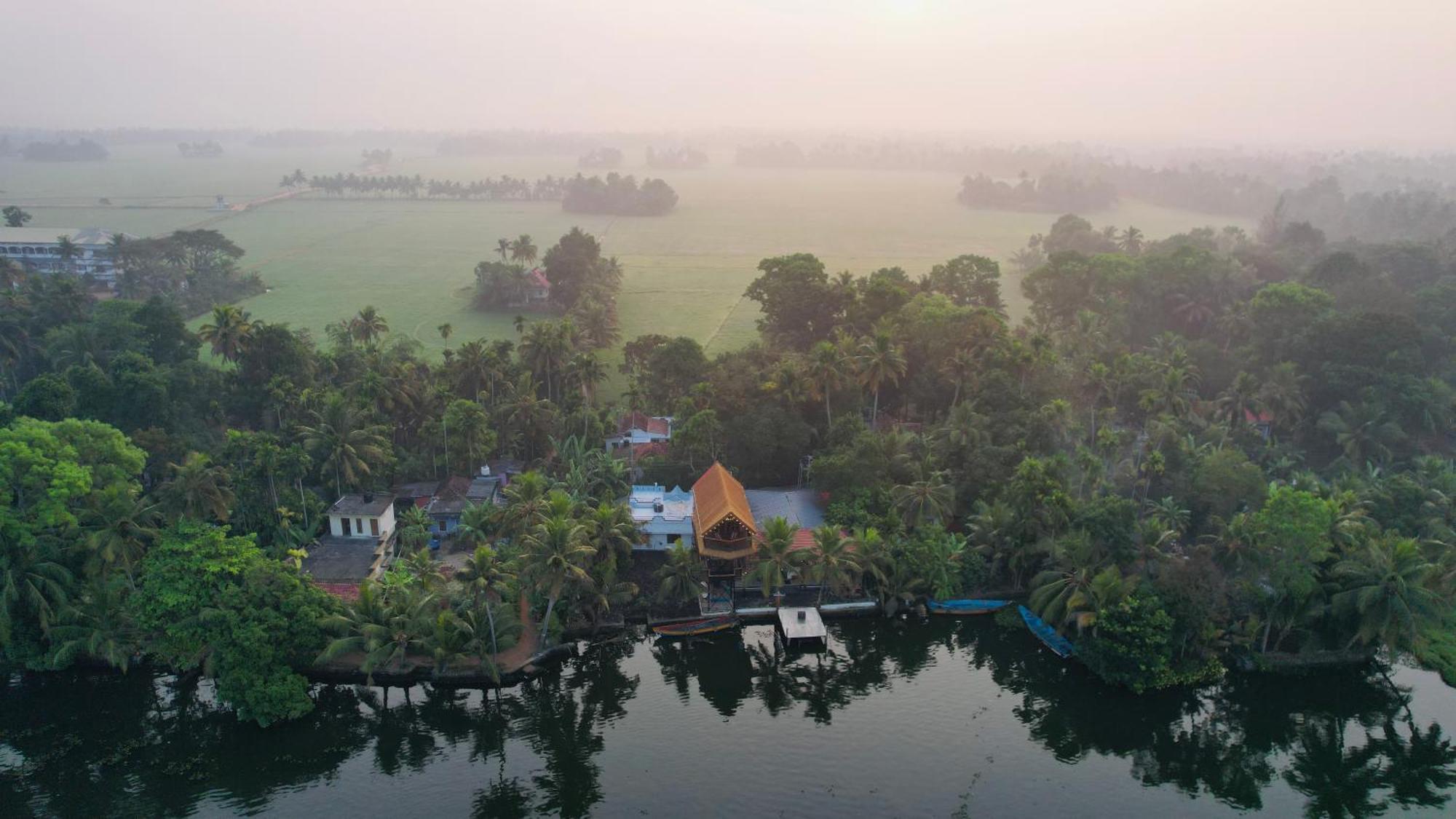شقة Tulsi Kayal Retreat Champakulam المظهر الخارجي الصورة