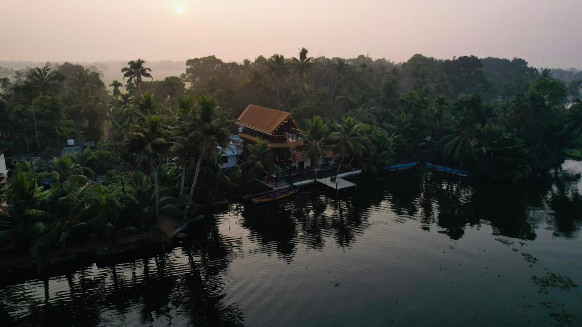شقة Tulsi Kayal Retreat Champakulam المظهر الخارجي الصورة